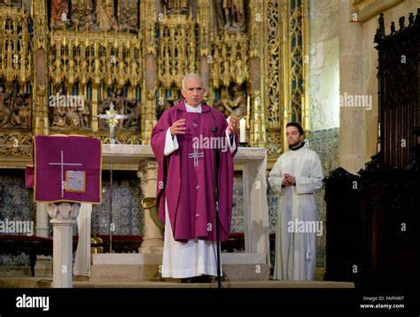un sacerdote che celebra la Messa