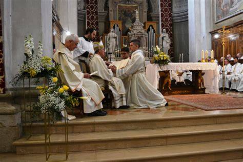 un diacono che assiste durante una celebrazione liturgica
