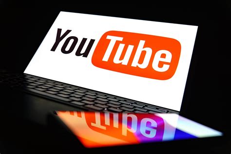 Schermata di un canale YouTube con una diretta del Santo Rosario o della Santa Messa