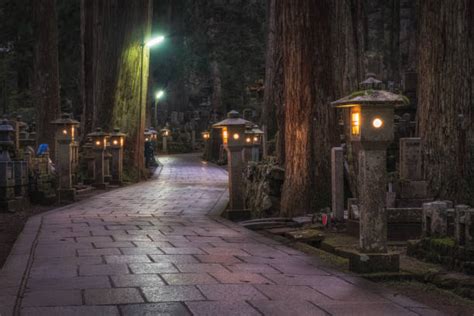 Foto del cimitero di Okunoin immerso nella nebbia e nelle lanterne