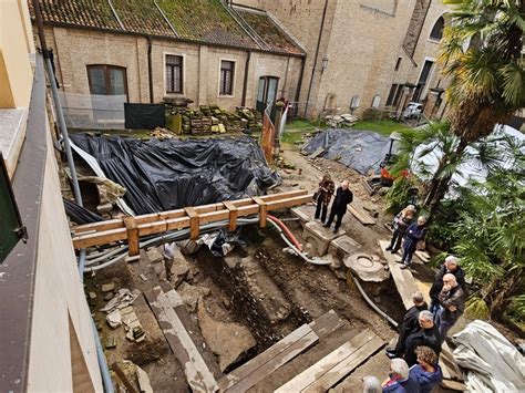 Foto storica dei lavori di restauro nel Chiostro Verde dopo l'alluvione del 1966
