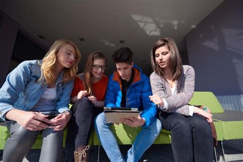 Foto di studenti che consultano risorse digitali in una biblioteca moderna
