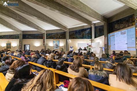 Foto di gruppo di catechisti in formazione durante un convegno