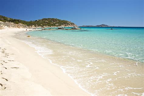 Foto panoramica della spiaggia di Santa Rita Sul con surfisti in acqua