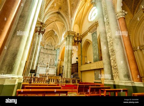 Foto interna della Chiesa Madre di Erice con il busto di Giuseppe Augugliaro