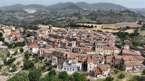 Panorama collinare del Roero con un piccolo borgo