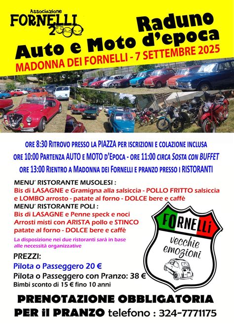 Raduno di auto e moto d'epoca in una piazza