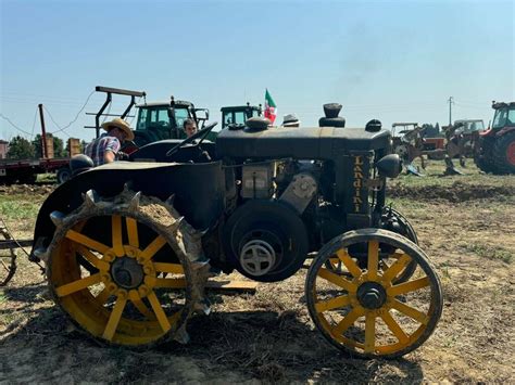 Trattori d'epoca in esposizione durante una festa di paese