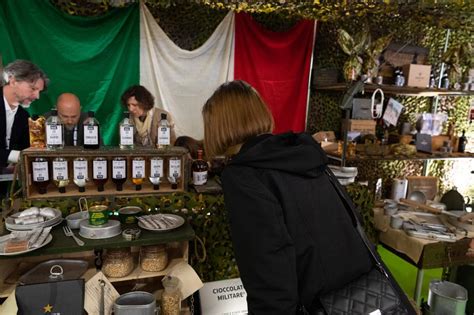 Manifestazione fieristica con prodotti enogastronomici del Roero