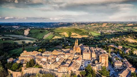 Panorama collinare della provincia di Pesaro e Urbino con un agriturismo