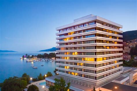 Foto panoramica del Remisens Premium Hotel Ambasador con vista mare