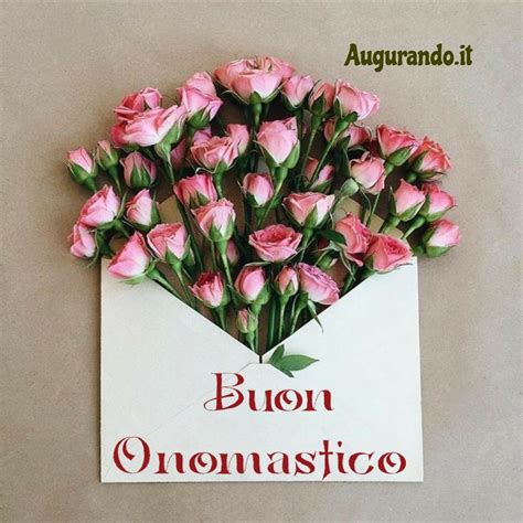 composizione di fiori e un biglietto d'auguri per un onomastico