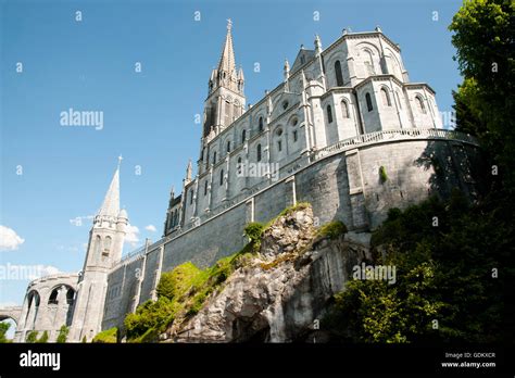 Panorama del Santuario di Lourdes con la Basilica e la Grotta