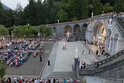 Le fontane di Lourdes dove i pellegrini bevono e si lavano il viso