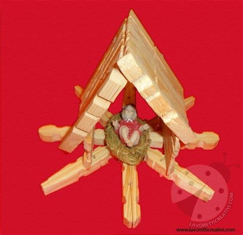 Foto: Presepe finito con mollette di legno, decorato con muschio