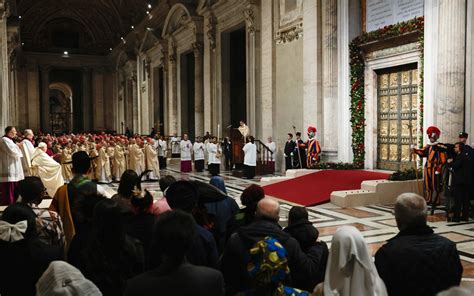 Foto di Papa Francesco durante il rito di chiusura della Porta Santa