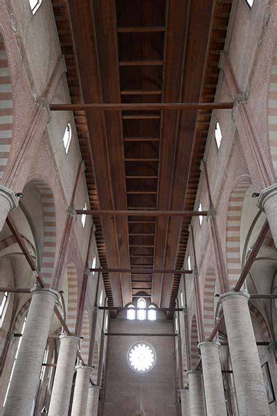 Architettura interna della Chiesa di San Nicolò a Treviso con soffitto a carena di nave