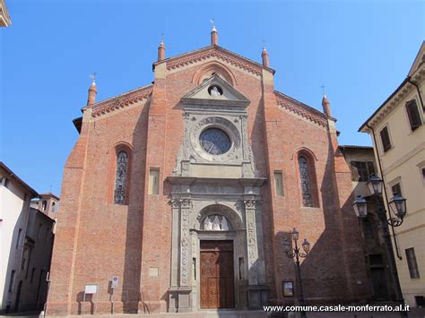 foto della facciata della chiesa di San Domenico a Casale Monferrato con dettagli architettonici