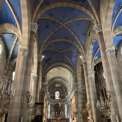 vista interna della chiesa di San Domenico a Casale Monferrato, con particolare attenzione alle navate e all'altare