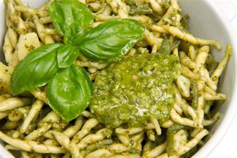 Foto di un piatto di pesto alla genovese con burro, preparato secondo la ricetta di Oldani