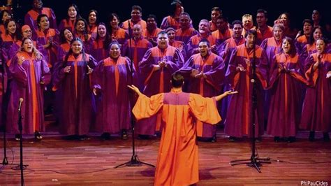 Foto di un coro gospel che canta con entusiasmo in una chiesa evangelica