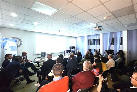 Foto di un convegno medico con relatori e pubblico in discussione