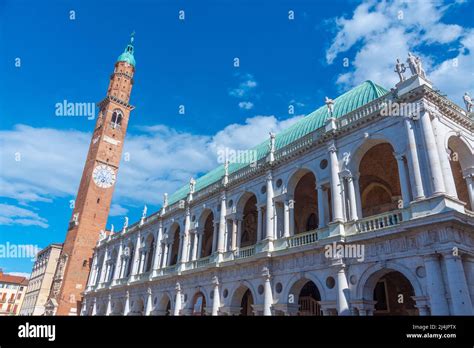 Foto panoramica della Basilica Palladiana in Piazza dei Signori, Vicenza, con il suo iconico tetto in rame