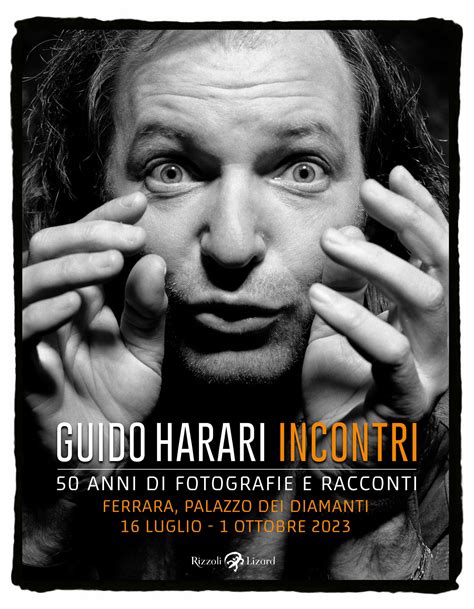 Foto di Guido Harari mentre scatta un ritratto o una delle sue iconiche fotografie