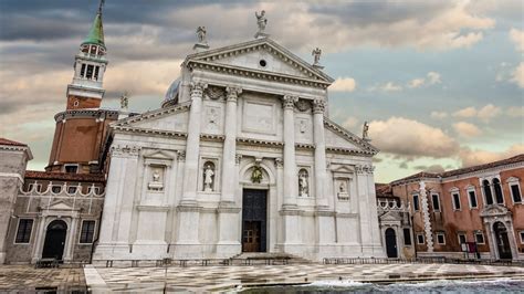 Foto del campanile della chiesa di San Giorgio in Bosco con dettaglio sull'iscrizione