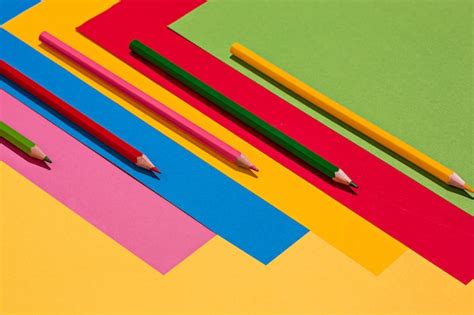 Icona di stampa con fogli e matite colorate, a simboleggiare materiali scaricabili
