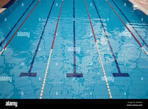 Foto panoramica di una piscina moderna con corsie di nuoto