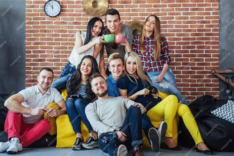 foto di gruppo di ragazzi del catechismo che pregano o svolgono un'attività insieme