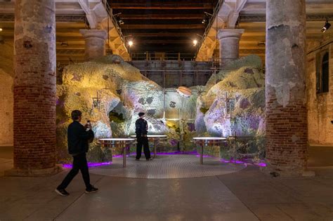 Installazione artistica alla Biennale di Venezia che esplora il dialogo tra fede e arte