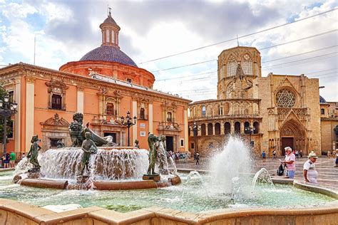 Veduta esterna della Cattedrale di Valencia con Plaza de la Virgen