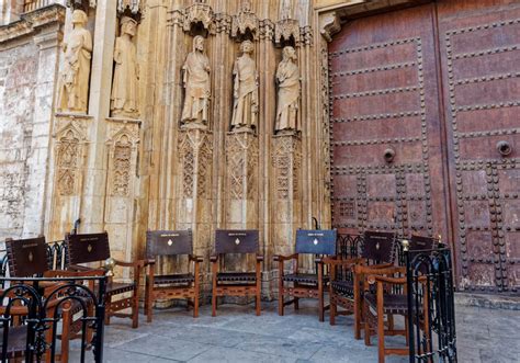 Il Tribunale delle Acque di Valencia in sessione davanti alla Puerta de los Apóstoles
