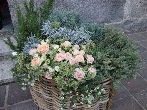 Composizione floreale con rose e fiori di campo
