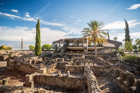 Rovine della sinagoga di Cafarnao sulle rive del Lago di Tiberiade