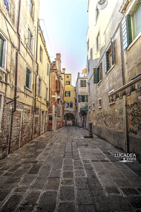Vicolo pittoresco della città vecchia di Safed con botteghe d'arte