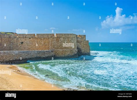 Mura imponenti della città crociata di Akko a picco sul mare