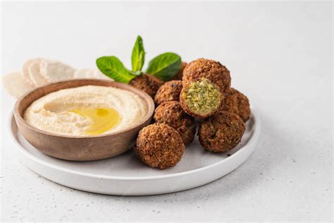 Piatto tipico della cucina israeliana, ad esempio hummus e falafel