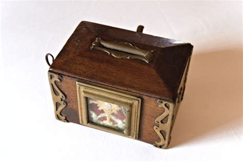 Illustrazione di un chierico che scopre le ostie in una cassetta delle elemosine.