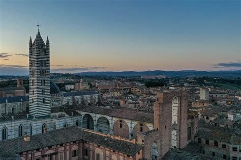Interno della Basilica di San Francesco a Siena con le Sacre Particole esposte.