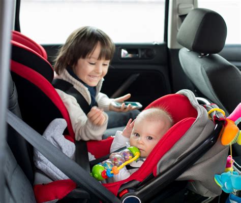 Vari oggetti utili per un neonato, come un seggiolino auto o un baby monitor