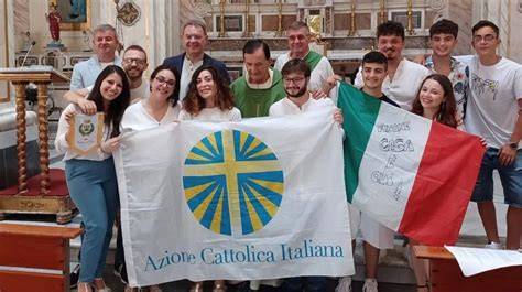 Foto di gruppo di membri dell'Azione Cattolica di Tursi-Lagonegro durante un'attività comunitaria