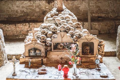 Interno del Cimitero delle Fontanelle con i teschi