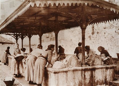 Lavandaie storiche napoletane al lavoro