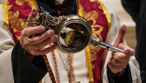 Ampolle del sangue di San Gennaro durante la liquefazione