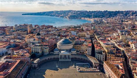 Edicola votiva tipica del centro storico di Napoli illuminata