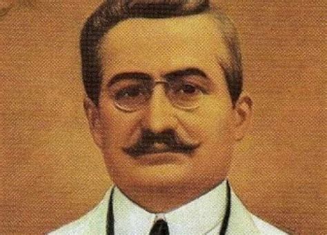 Una processione di fedeli con la reliquia di San Giuseppe Moscati nella piazza Bartolo Longo di Pompei