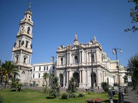 Basilica di Pompei con la piazza Bartolo Longo